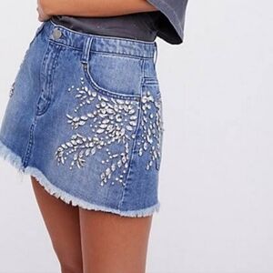 FREE PEOPLE EMBELLISHED BLUE DENIM FRAYED HEM MINI SKIRT SIZE 2 NWT